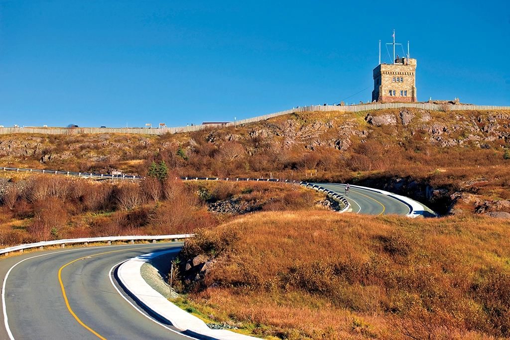 Geschwungene Straße hinauf zur Signal Hill National Historic Site bei St. John’s