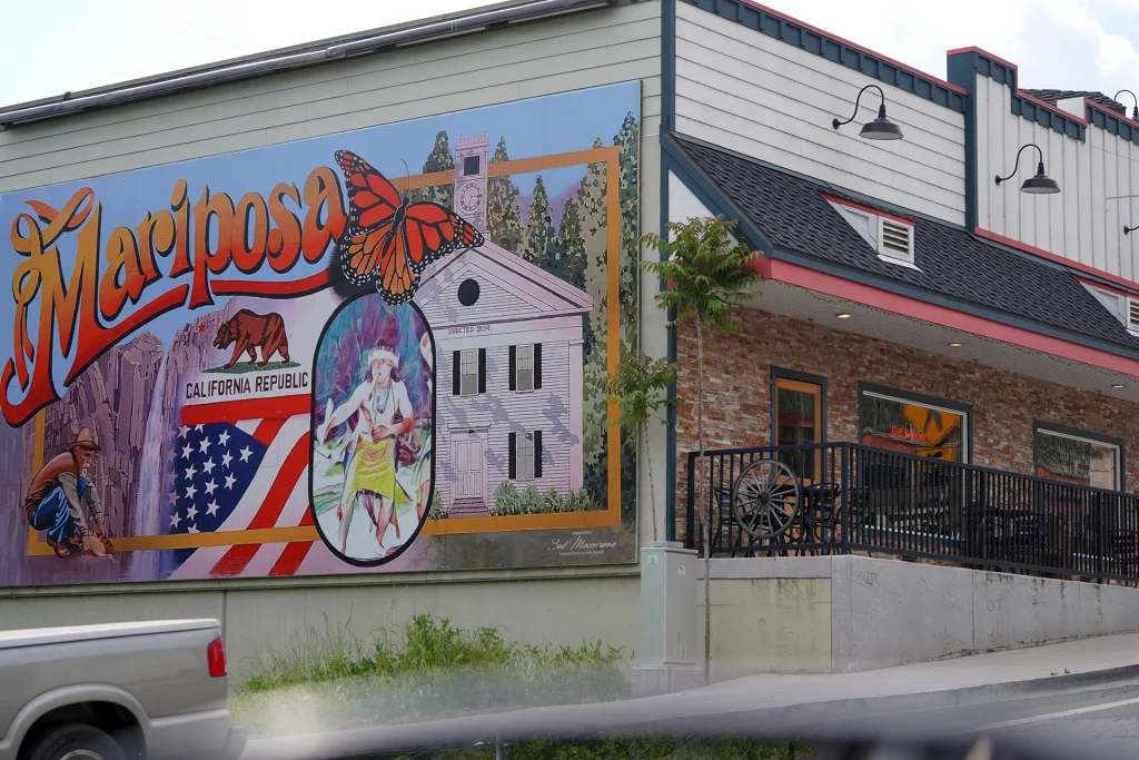 Wandgemälde in Mariposa, Kalifornien, mit Schriftzug, Monarchfalter, historischen Motiven und American-Flag-Design
