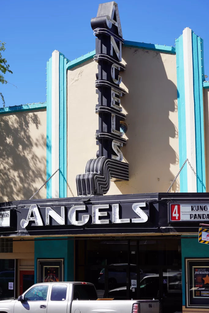 Eingang und Leuchtschild des Angels Theatre in Angels Camp, Kalifornien