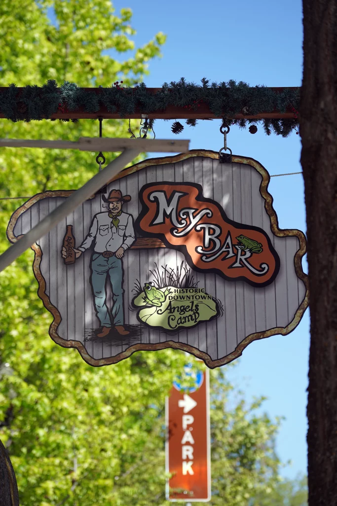Vintage-Holzschild der „My Bar“ in Angels Camp, Kalifornien