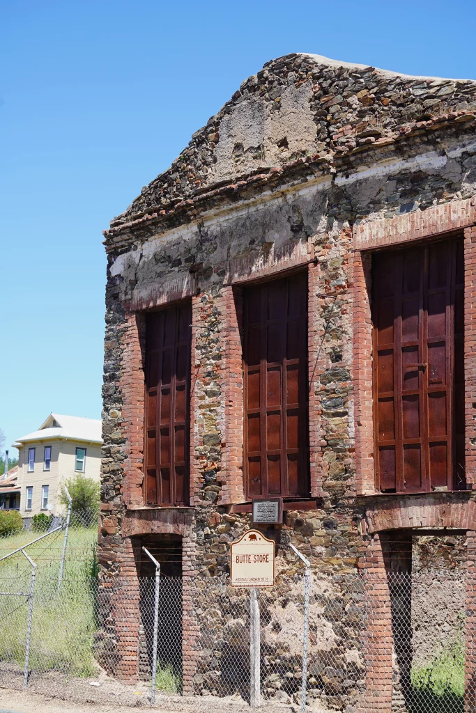Historischer Butte Store bei Volcano, Kalifornien, mit Backsteinfassade und geschlossenem Eingangstor.