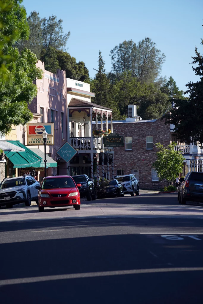 Straßenszene in Jamestown, Kalifornien, mit historischen Gebäuden, Hotels und Autos im Nachmittagslicht