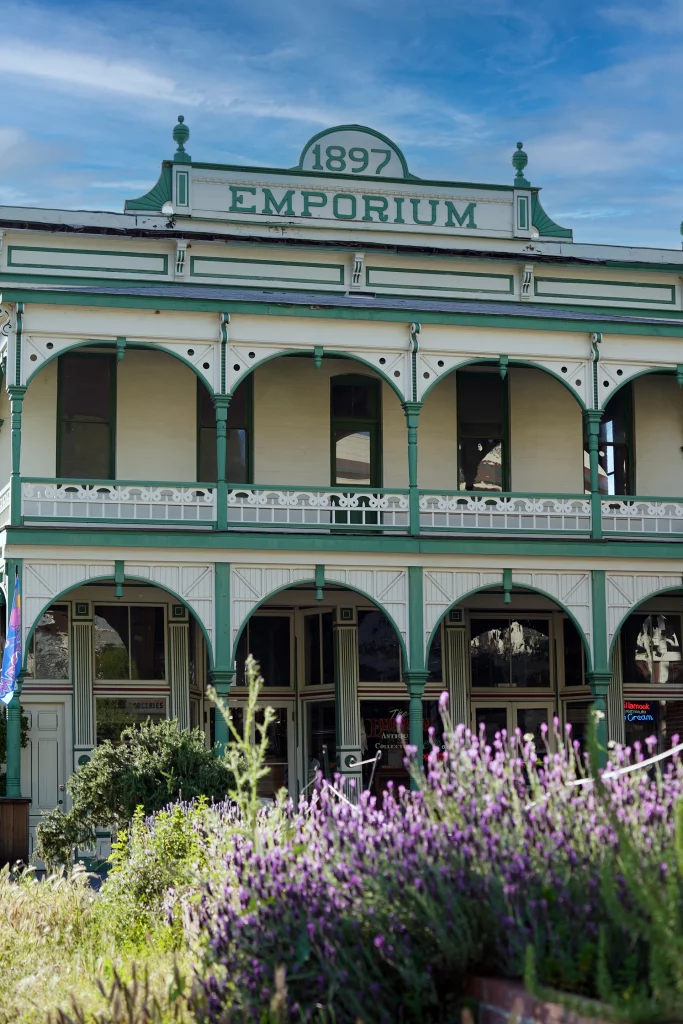 Historisches Emporium-Gebäude von 1897 mit viktorianischer Fassade in Jamestown, Kalifornien