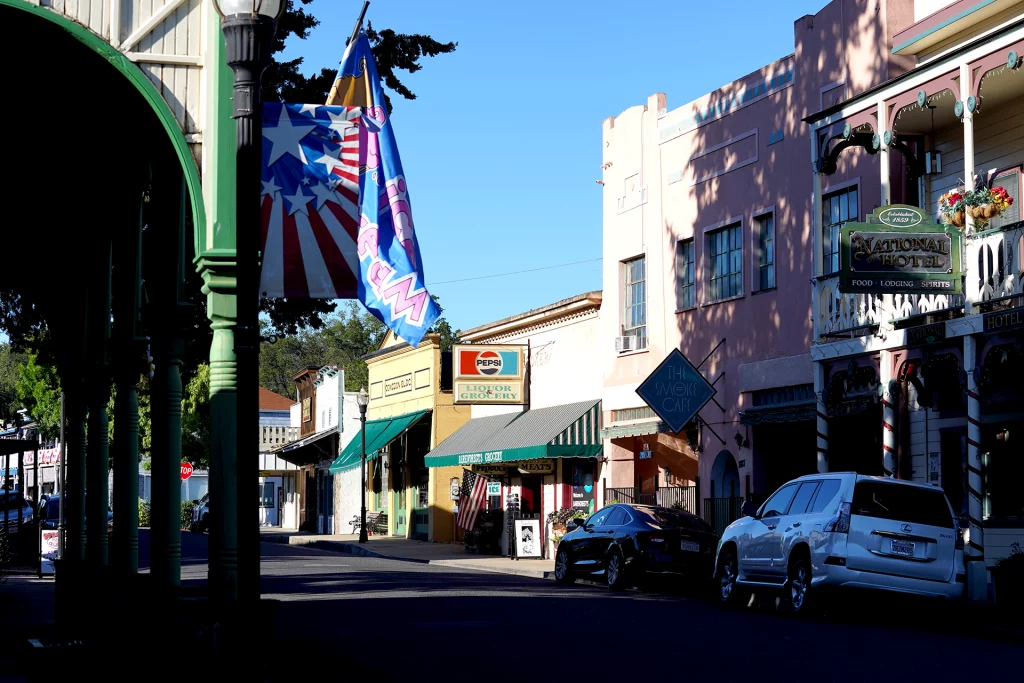 Straßenszene mit historischen Gebäuden, Shops und National Hotel in Jamestown, Kalifornien