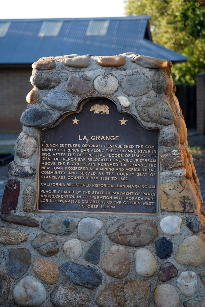 Gedenktafel zur Gründung von La Grange, Kalifornien, umgeben von Natursteinen