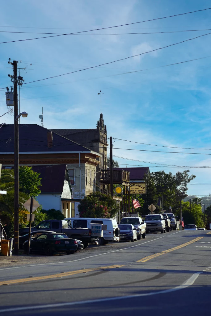 Blick auf die Hauptstraße von La Grange, Kalifornien, mit historischen Gebäuden und geparkten Autos
