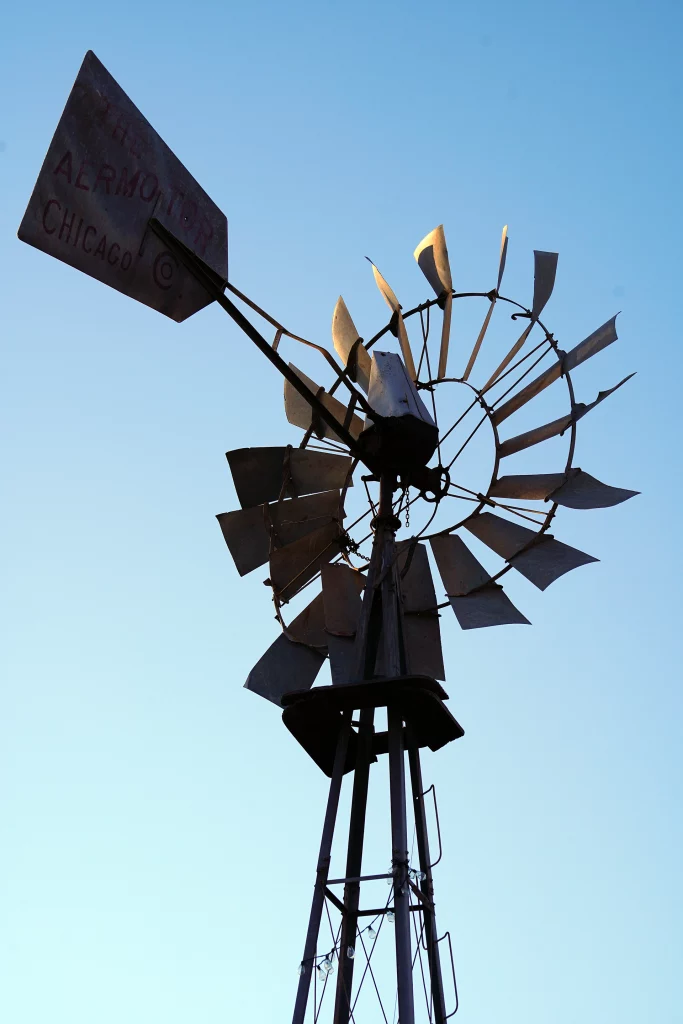 Alte Windmühle der Marke Aermotor vor blauem Himmel in La Grange, Kalifornien
