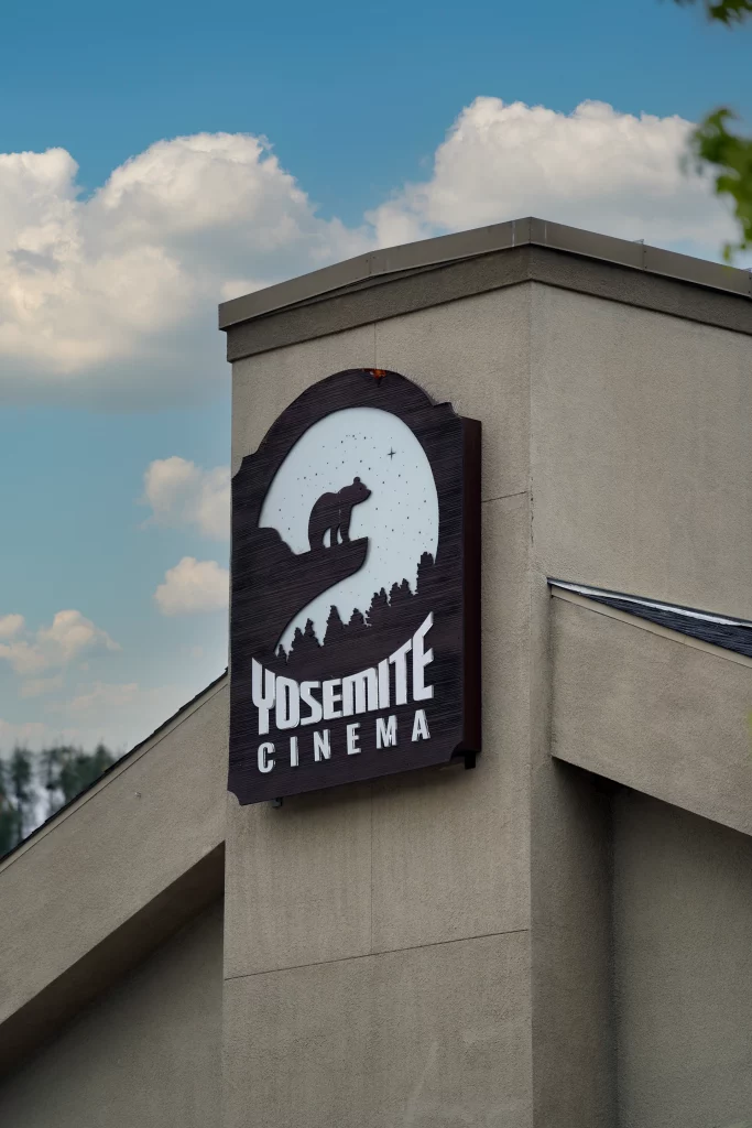 Gebäudewand mit dem Logo des Yosemite Cinema in Oakhurst, Kalifornien