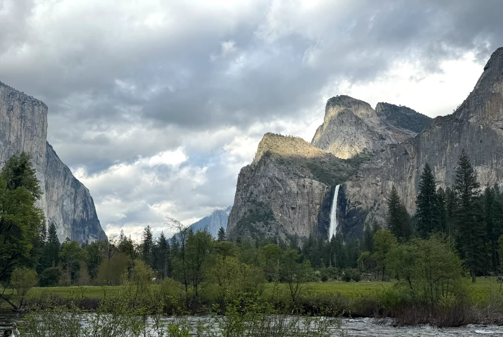 Blick auf Bridalveil Fall und El Capitan im Yosemite Valley bei bewölktem Himmel
