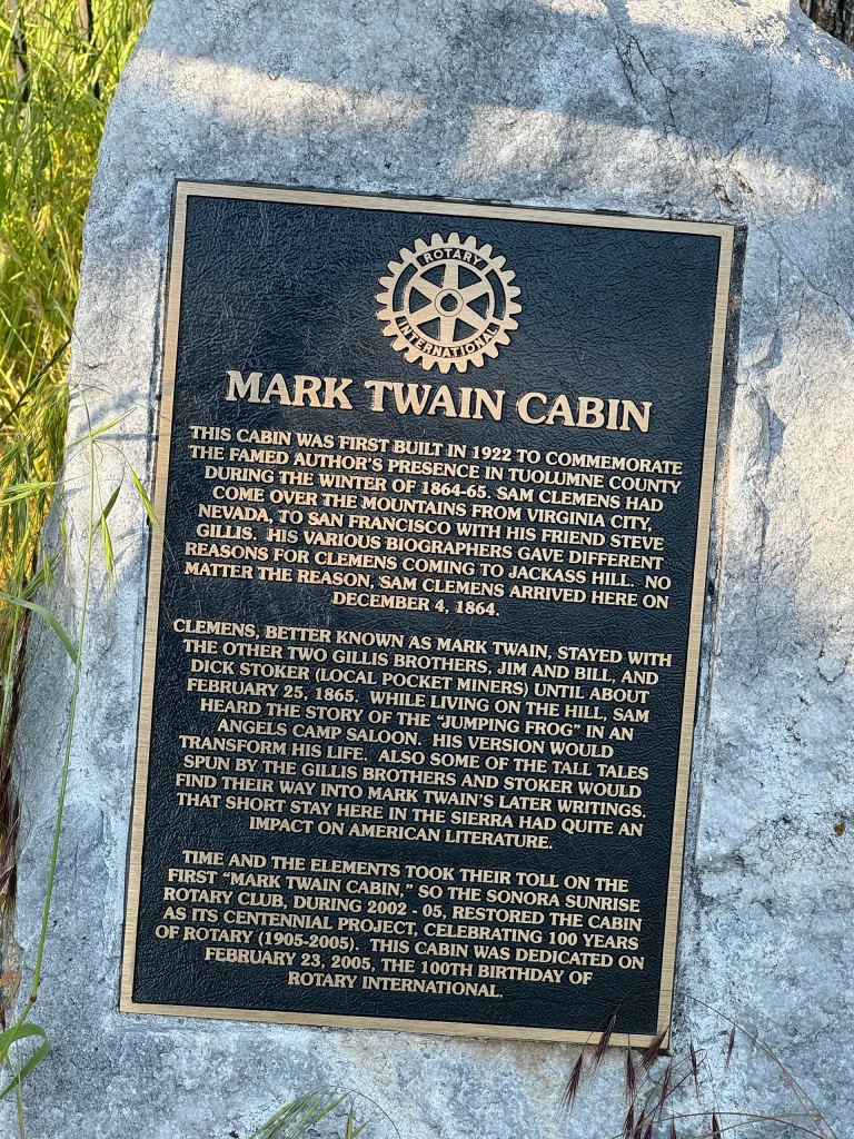 Gedenktafel an der Mark Twain Cabin bei Angels Camp, Kalifornien