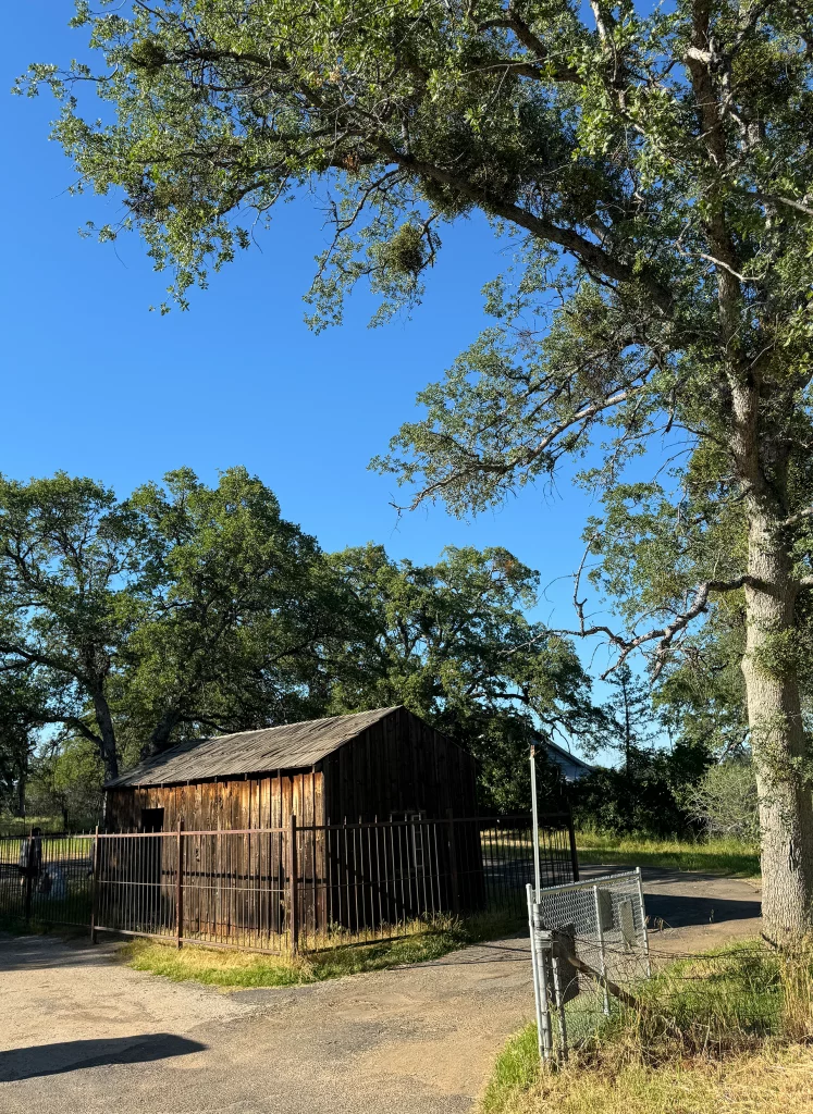 Holzhütte hinter Zaun – die rekonstruierte Mark Twain Cabin bei Angels Camp, Kalifornien