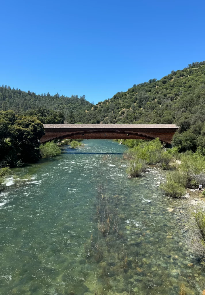Historische gedeckte Holzbrücke über den klaren South Yuba River im Bridgeport Historic District, Kalifornien