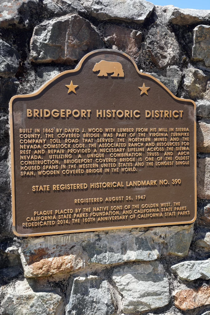 Bronzetafel zur Geschichte der Bridgeport Covered Bridge, angebracht an einer Steinmauer im Bridgeport Historic District, Kalifornien