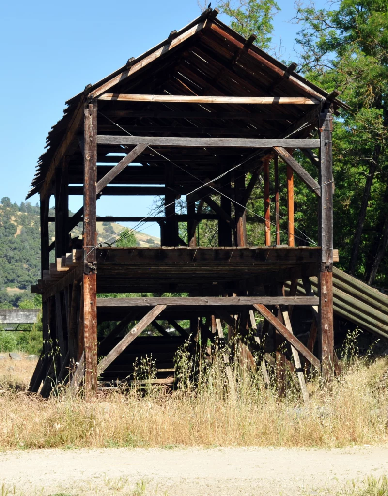Ruine einer historischen Holzkonstruktion in Coloma, Kalifornien