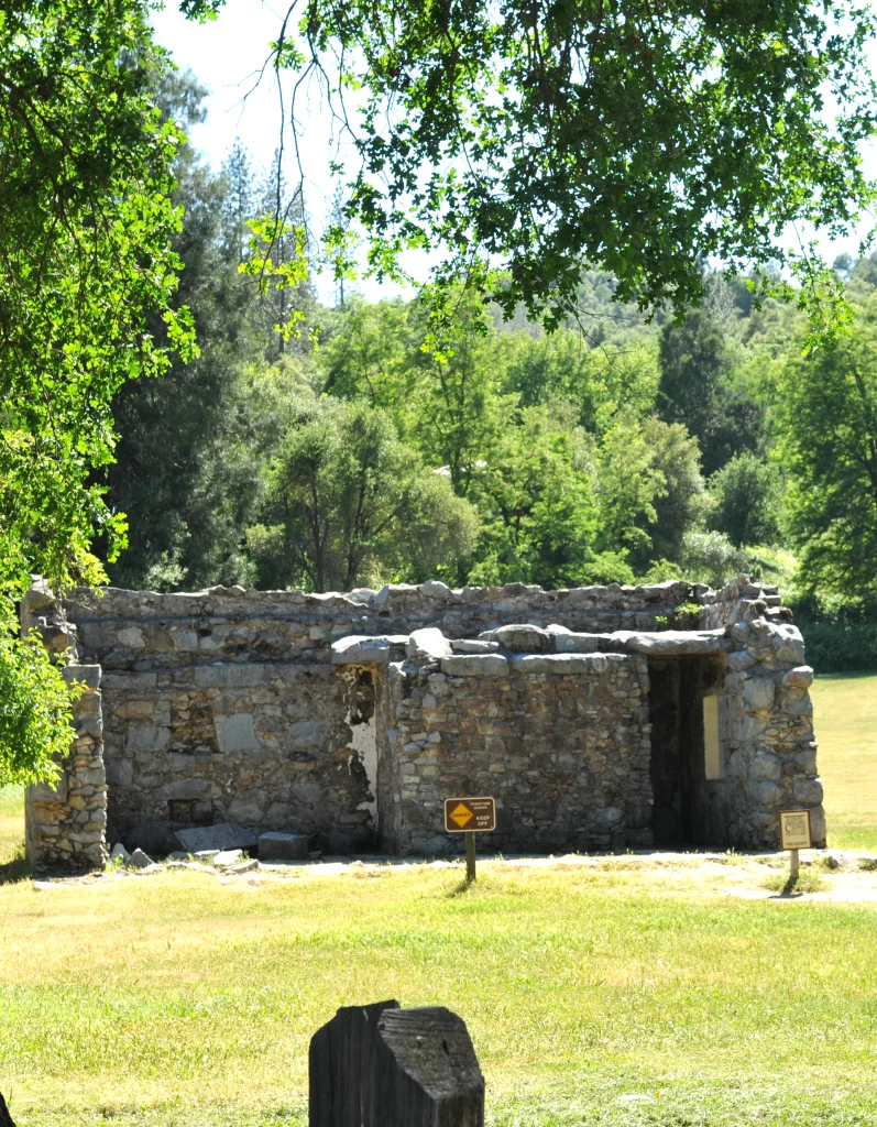 Verfallenes Steingebäude im historischen Coloma, Kalifornien