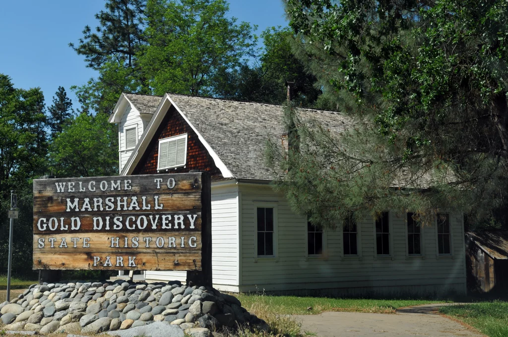 Eingangsschild des Marshall Gold Discovery State Historic Park in Coloma, Kalifornien