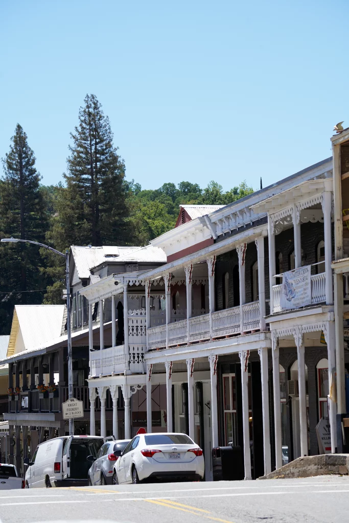 Historische Holzveranden und Gebäude an der Main Street von Sutter Creek, Kalifornien