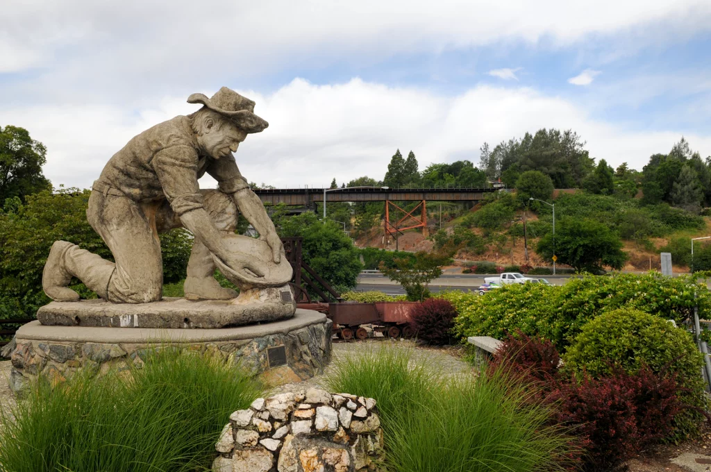 Statue eines Goldgräbers mit Waschpfanne in Auburn, Kalifornien