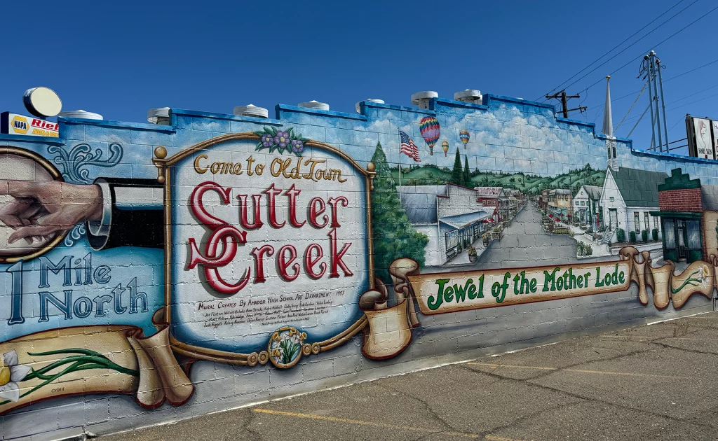 Buntes Wandgemälde mit Schriftzug „Sutter Creek – Jewel of the Mother Lode“ in Kalifornien
