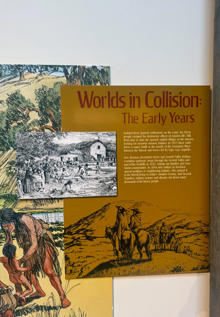 Ausstellungstafel „Worlds in Collision: The Early Years“ zur Kolonialgeschichte im Indian Grinding Rock State Park