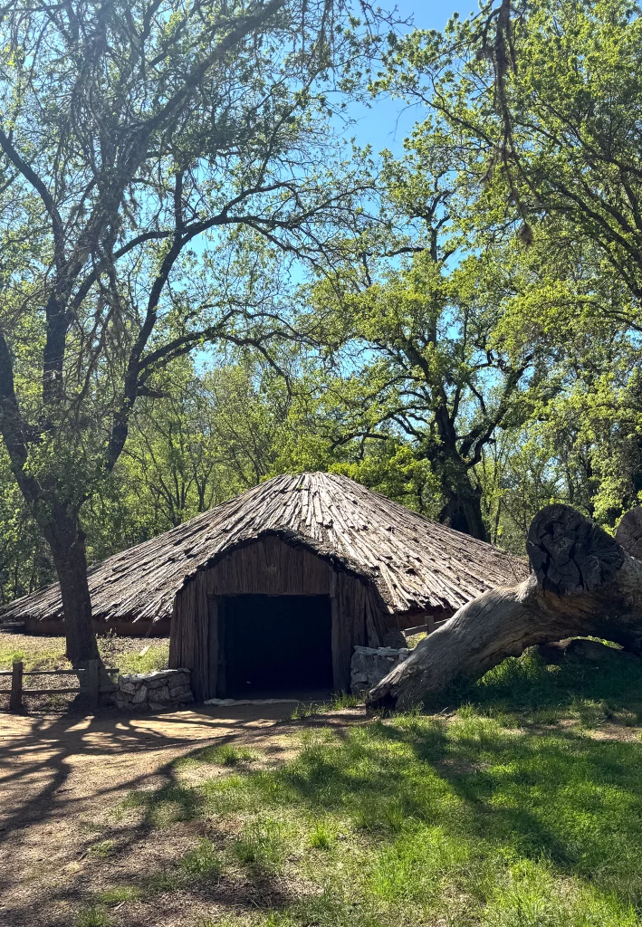 Traditionelle Zeremonienhütte der Miwok im Wald des Indian Grinding Rock State Parks in Kalifornien