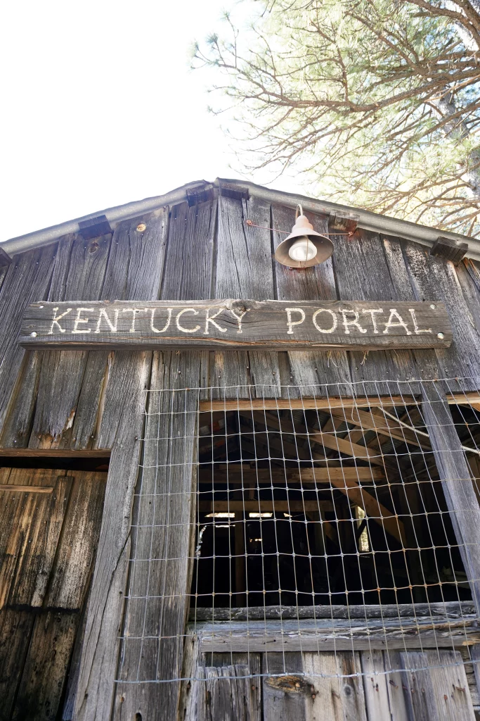 Detailansicht des Eingangsschilds „Kentucky Portal“ an einer alten, verwitterten Holzhütte in Sierra City, Kalifornien.