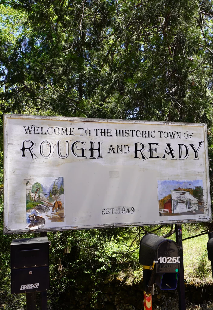 Ortsschild von Rough and Ready, Kalifornien, mit der Aufschrift „Welcome to the Historic Town of Rough and Ready – Est. 1849“