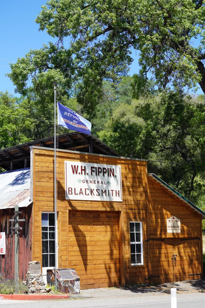 Historische Schmiede mit Holzfassade und Flagge der „Republic of Rough and Ready“ in Kalifornien