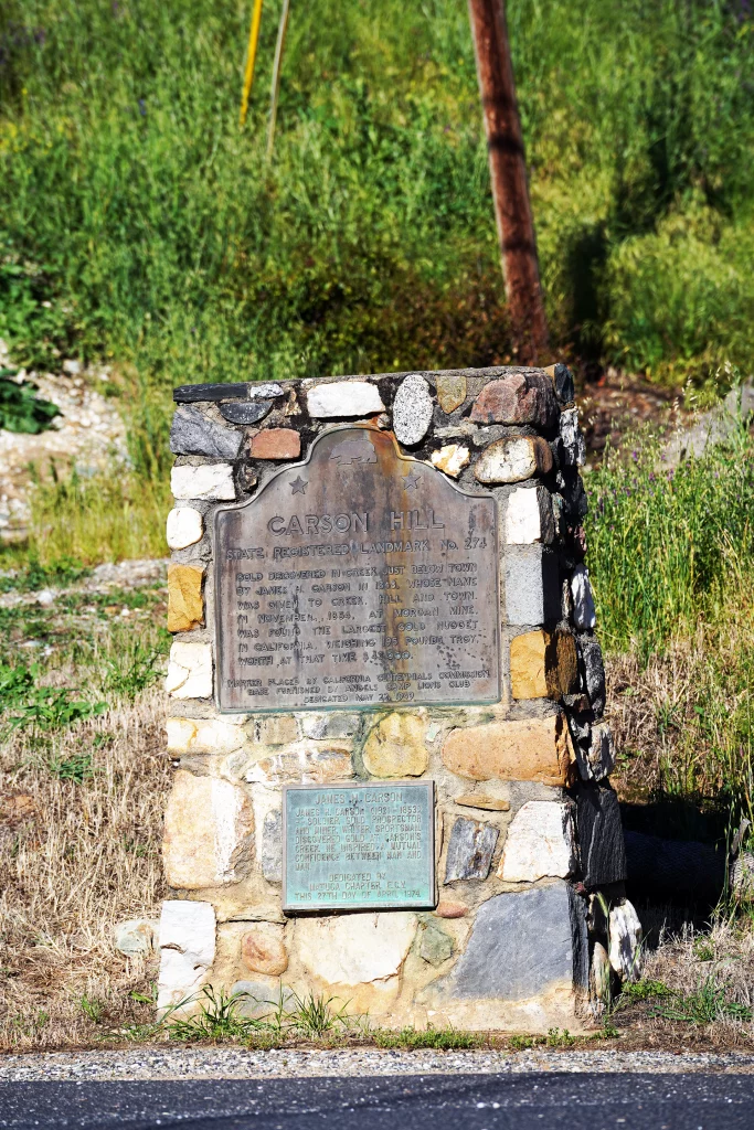 Historischer Gedenkstein zur Goldentdeckung durch James Carson bei Carson Hill, Kalifornien.