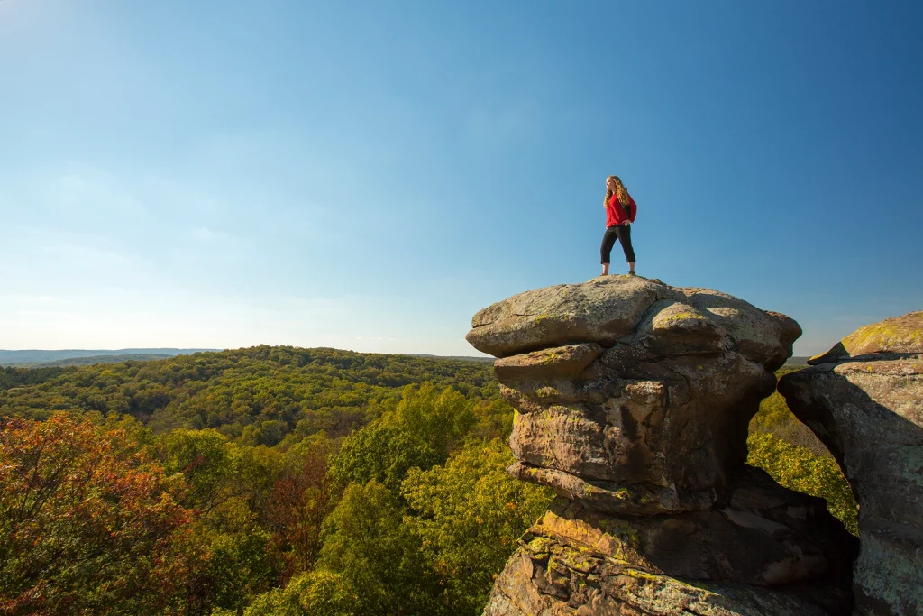 Wanderin auf Felsformation im Garden of the Gods, Illinois