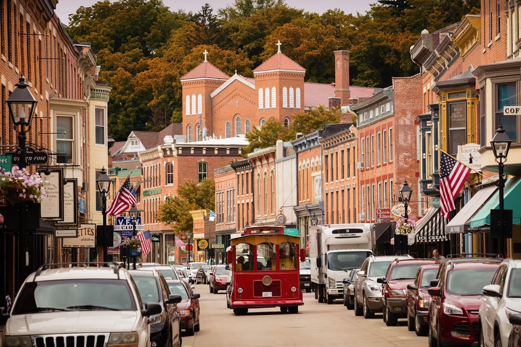 Roter Sightseeing-Trolley auf der historischen Main Street in Galena, Illinois