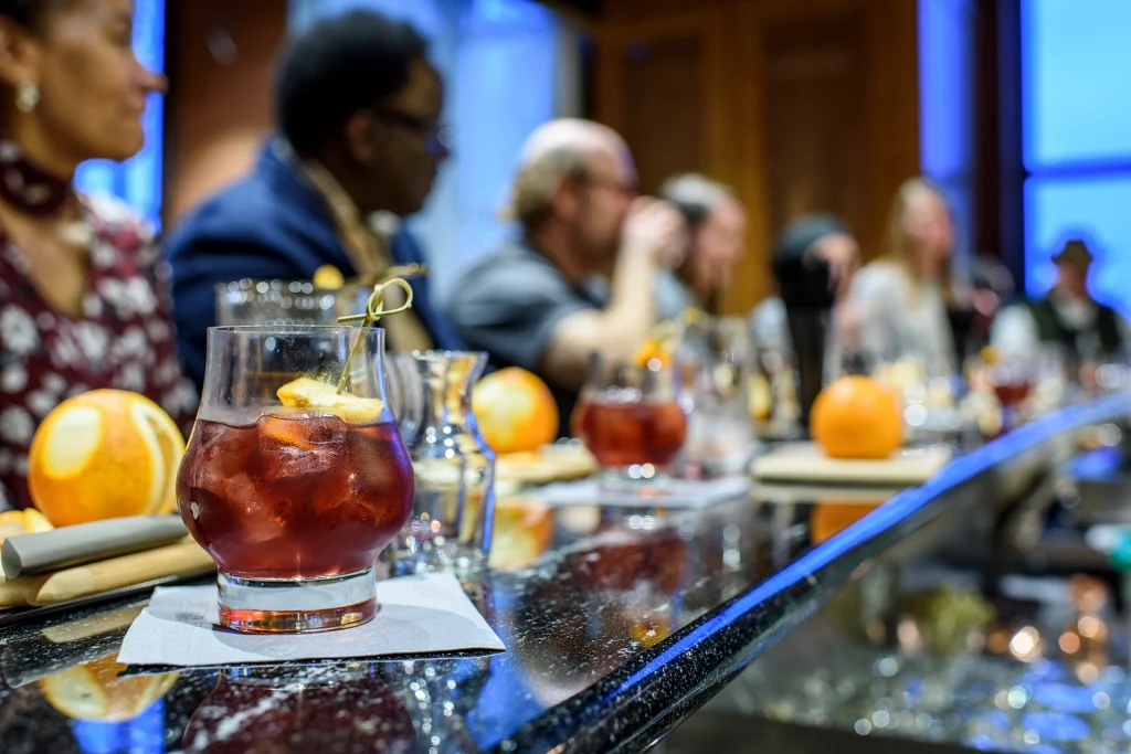 Glas mit rotem Cocktail bei einem Angel’s Envy Cocktailkurs in Louisville, Kentucky.