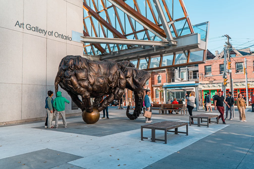 Eingang der Art Gallery of Ontario mit moderner Skulptur in Toronto, Kanada