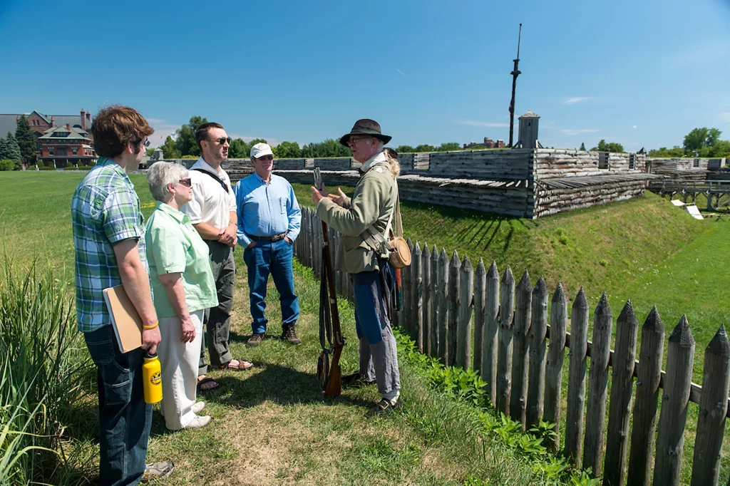 Historisch gekleideter Darsteller erklärt Besuchern das Leben im Fort Stanwix aus der Kolonialzeit.