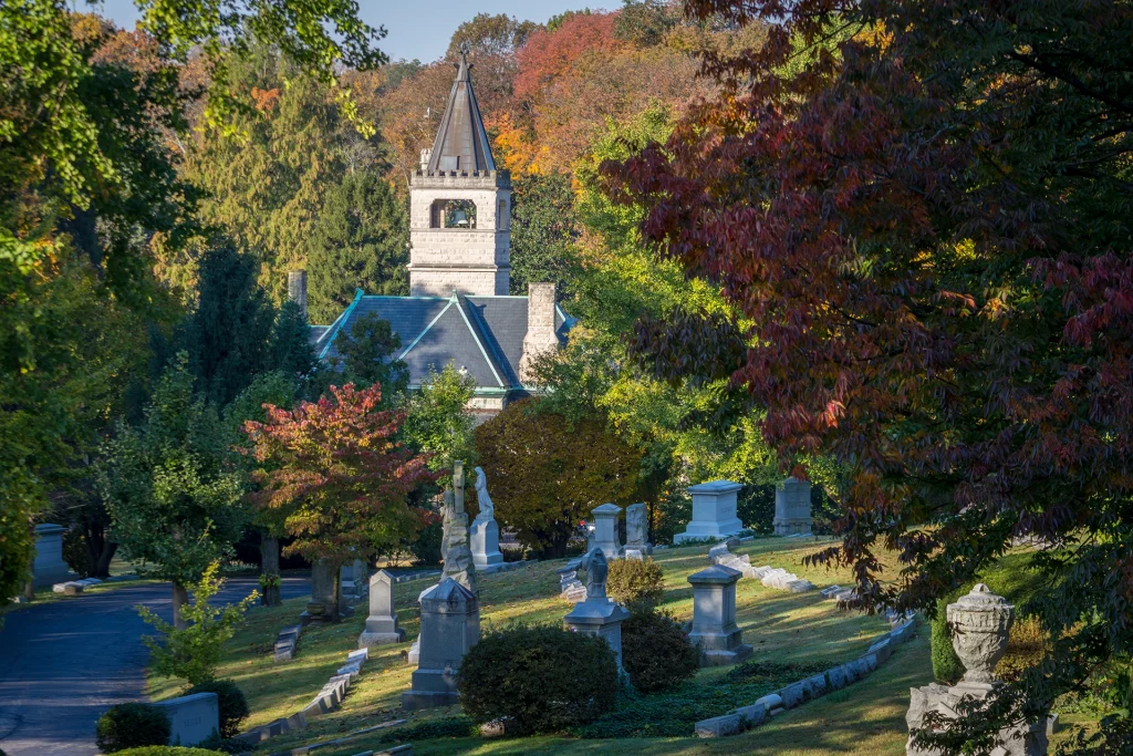 Herbstfarben im Cave Hill Cemetery mit historischem Glockenturm in Louisville, Kentucky.