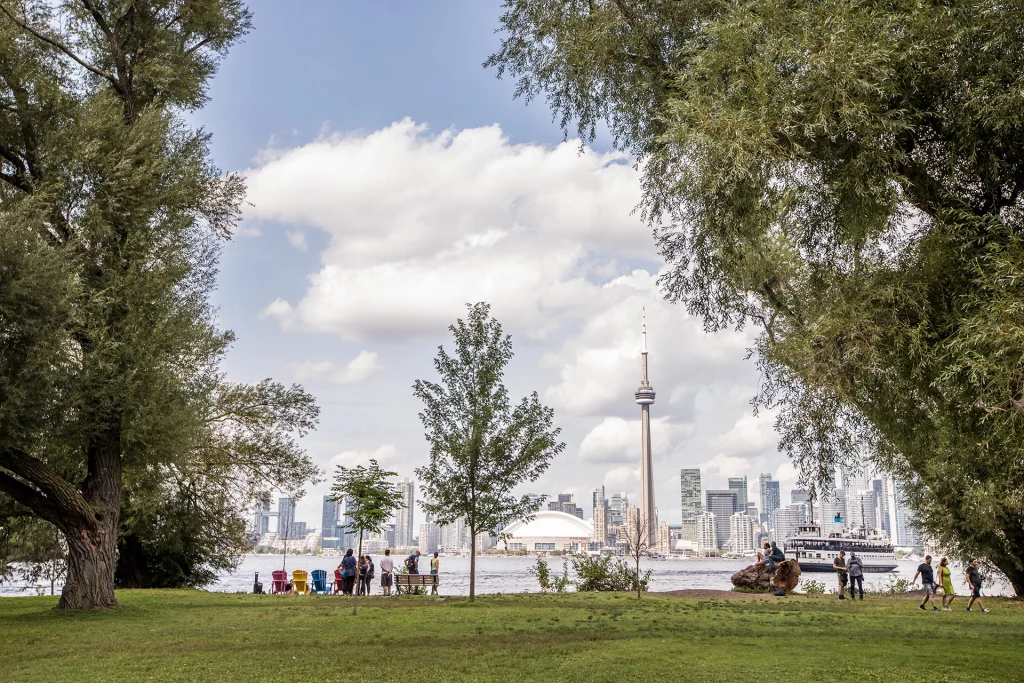 Blick von Centre Island auf die Skyline von Toronto mit CN Tower