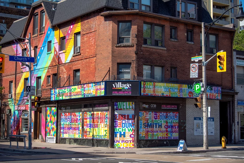 Bunt bemaltes Gebäude im LGBTQ+-Viertel Church-Wellesley Village in Toronto