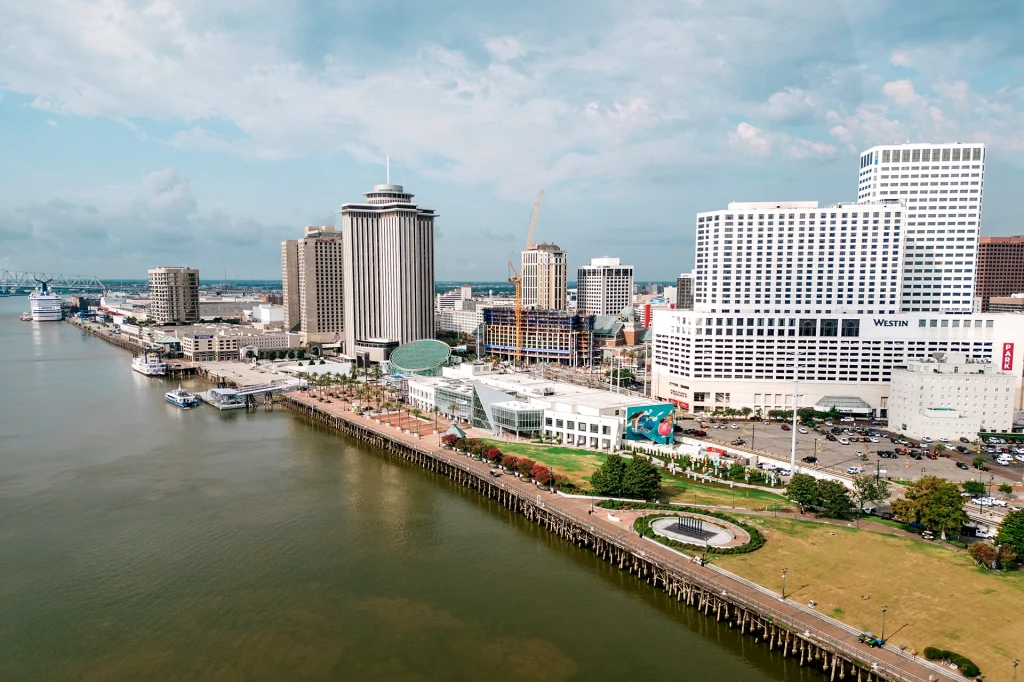 Aerial View des New Orleans Riverfront mit Hochhäusern, Hotels und Hafen am Mississippi.