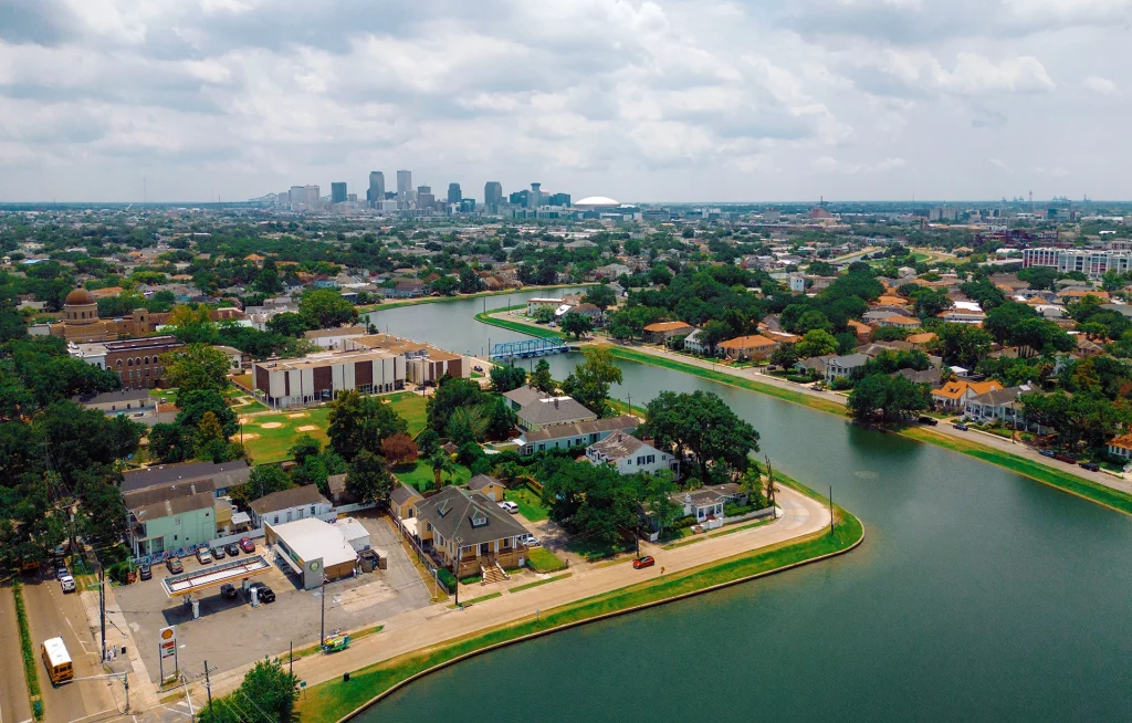 Aerial View von New Orleans mit Canal und Skyline im Hintergrund.