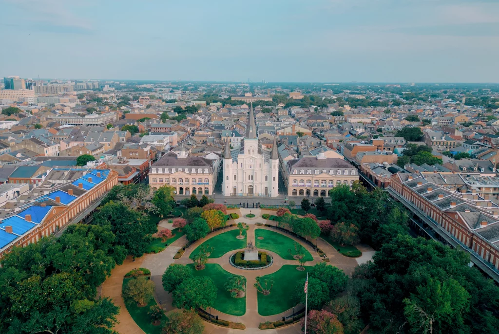 Luftaufnahme von Jackson Square mit der St. Louis Cathedral im Herzen des French Quarter, New Orleans.