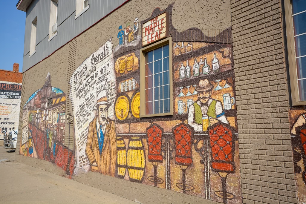Wandgemälde in der Innenstadt von Moose Jaw zeigt Bar-Szene, Al Capone und historische Zeitungsausschnitte