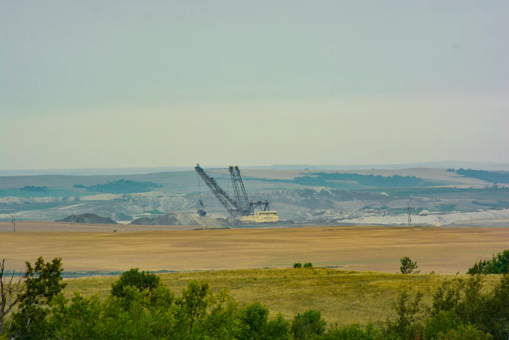 Gigantischer Kohlebagger in der Weite der Prärie bei Coronach, Saskatchewan.