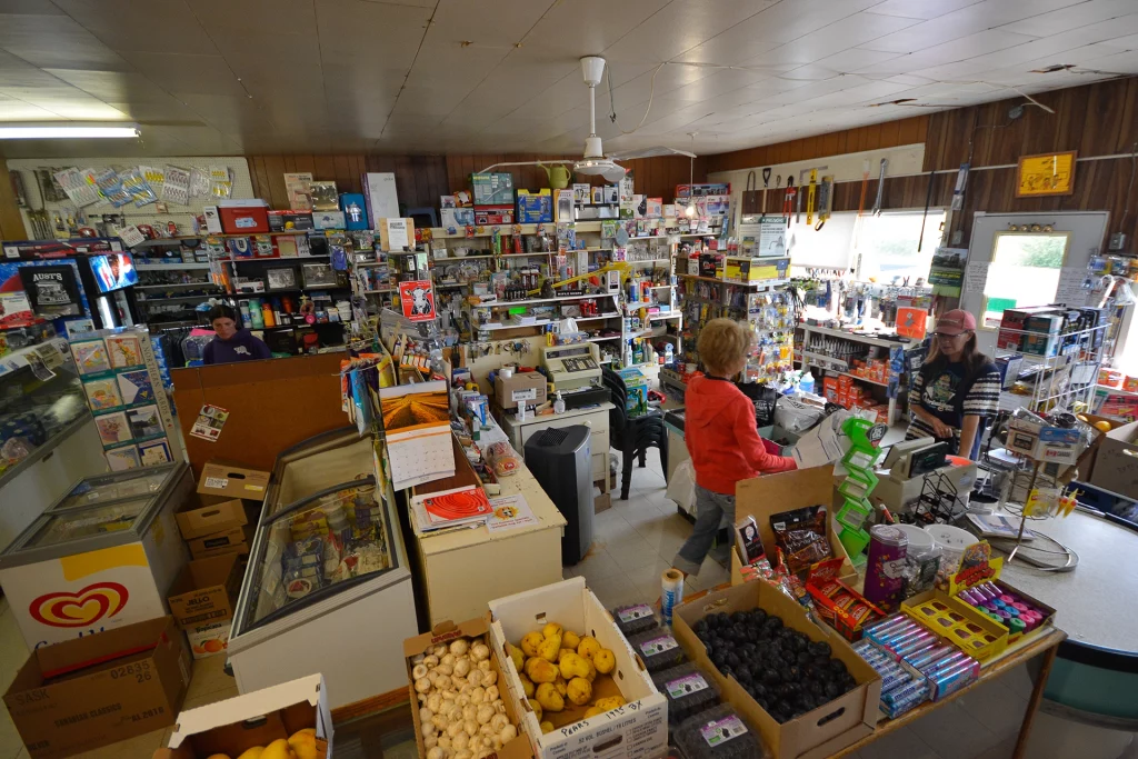 Innenraum von Aust’s Store in Big Beaver, Saskatchewan mit Regalen voller Lebensmittel, Haushaltswaren und typischen Produkten eines General Stores.