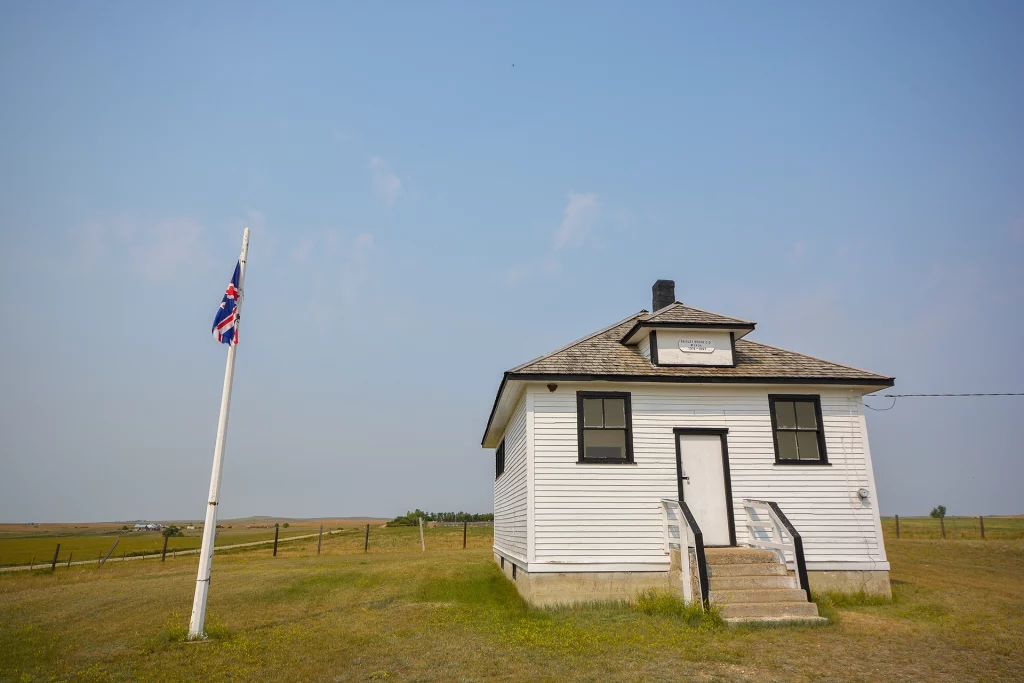 Historisches Schulhaus der Paisley Brook School in Saskatchewan mit Union-Jack-Flagge