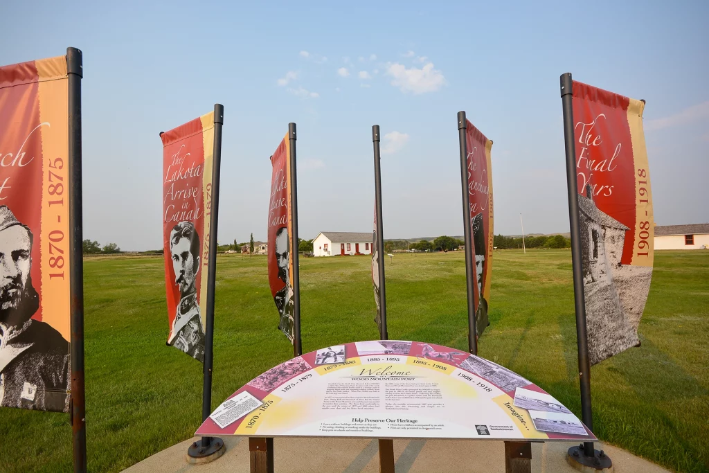 Informationstafeln und historische Banner am Eingang zum Wood Mountain Post Provincial Park in Saskatchewan