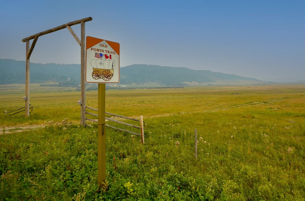 Schild des Old Forts Trail vor weiter Prärie mit sanften Hügeln in Saskatchewan
