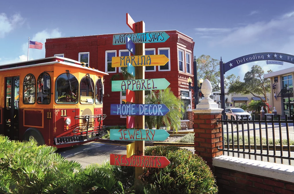 Bunter Trolley und Wegweiser im charmanten Stadtzentrum von Dunedin, Florida.