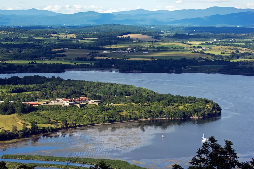 Luftaufnahme von Fort Ticonderoga am Lake Champlain mit den Adirondack Mountains im Hintergrund.