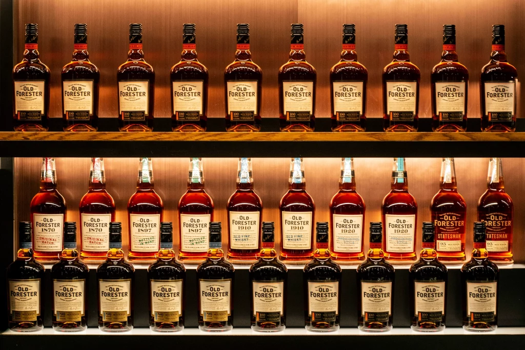 Regale voller Old Forester Bourbonflaschen in Louisville, Kentucky.