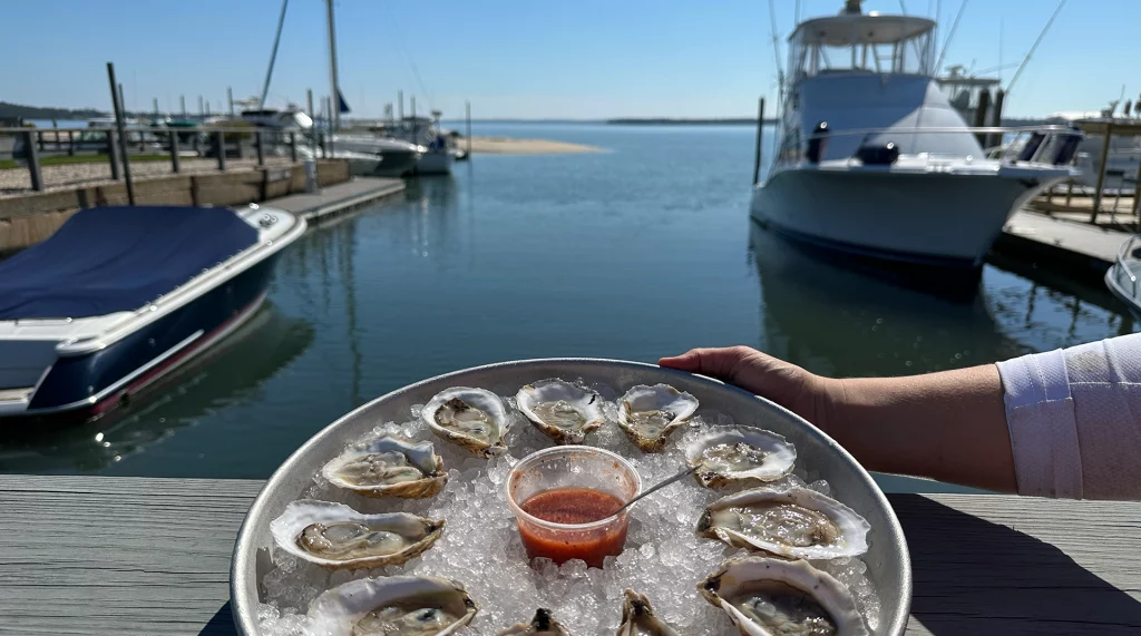 Frische Austern auf Eis serviert mit Cocktailsoße in einem Hafenrestaurant auf Long Island.